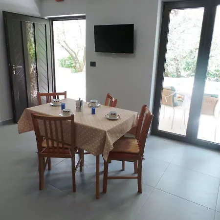 Cintya Apartment *